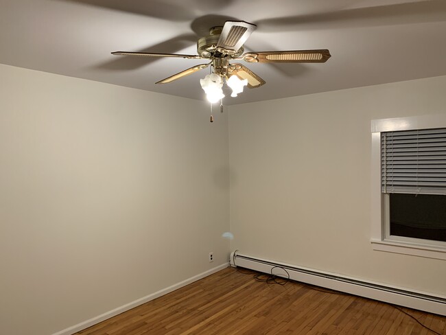 Living room - 2927 Lexington Ave