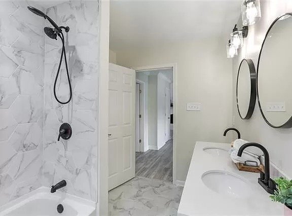 Building Photo - Sweet Charming 3 Bedroom Home with 2 Full ...