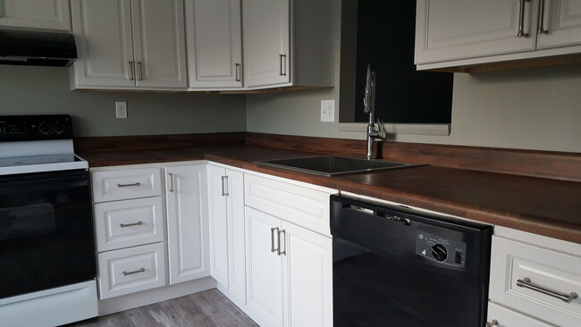 Foto del edificio - Spacious 3 Bedroom, 1 Bath Townhome in Hav...