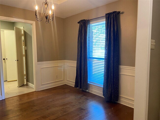 Building Photo - 914 Summer Trl
