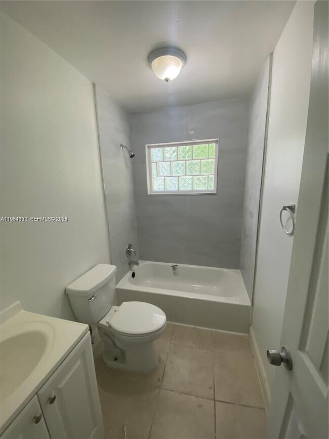 Foto del edificio - 933 NE 38th St