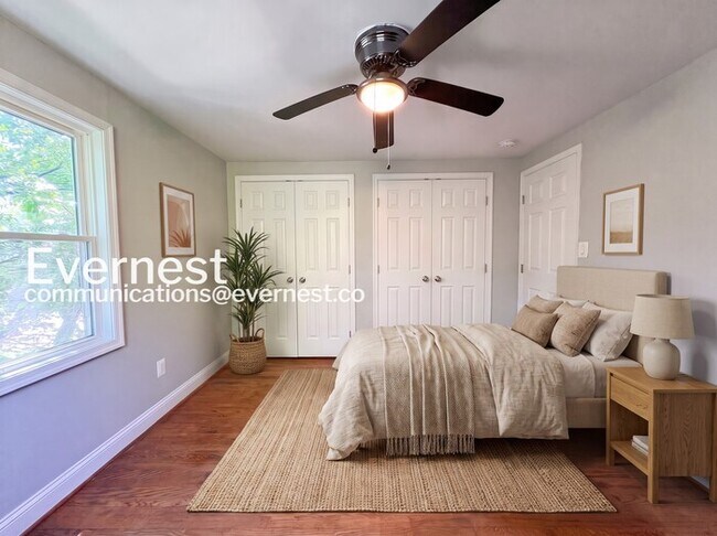 Building Photo - 3 Bed/1.5 Bath Townhome with Fenced Yard / Vouchers Accepted / Available Now!