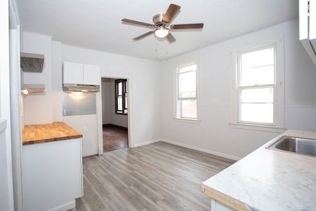 Building Photo - 124 Grote St