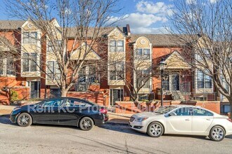 Building Photo - 530 W 10th St