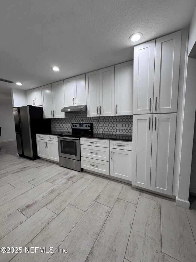 Foto del edificio - 7335 Floral Ridge Dr