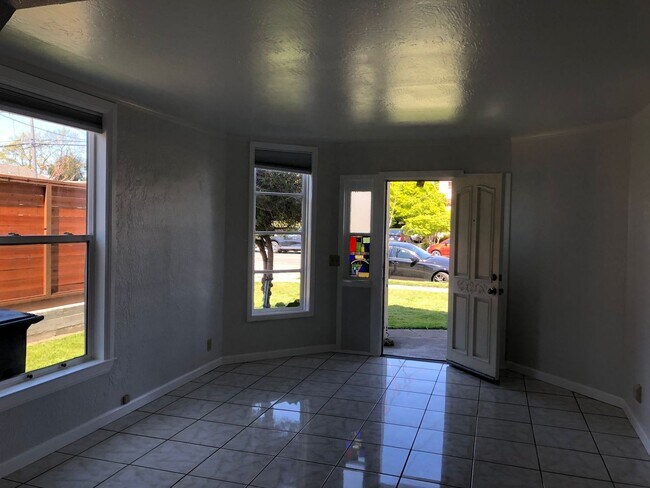 Building Photo - 2036 Encinal Ave