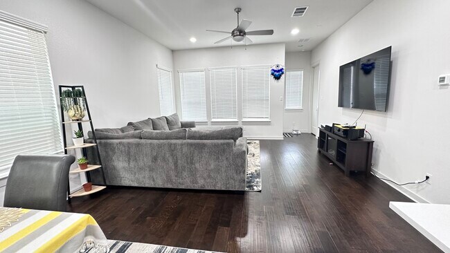 Foto del edificio - 1336 Westborough Ln