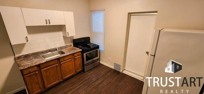 Foto del edificio - 3 bedroom house with backyard and basement.