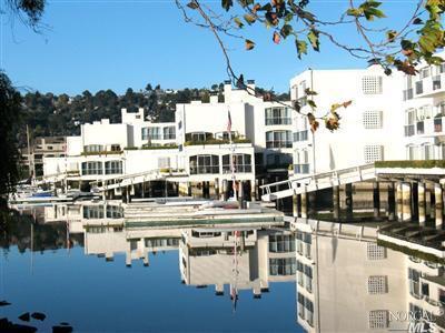 Foto del edificio - 2221 Shelter Bay Ave