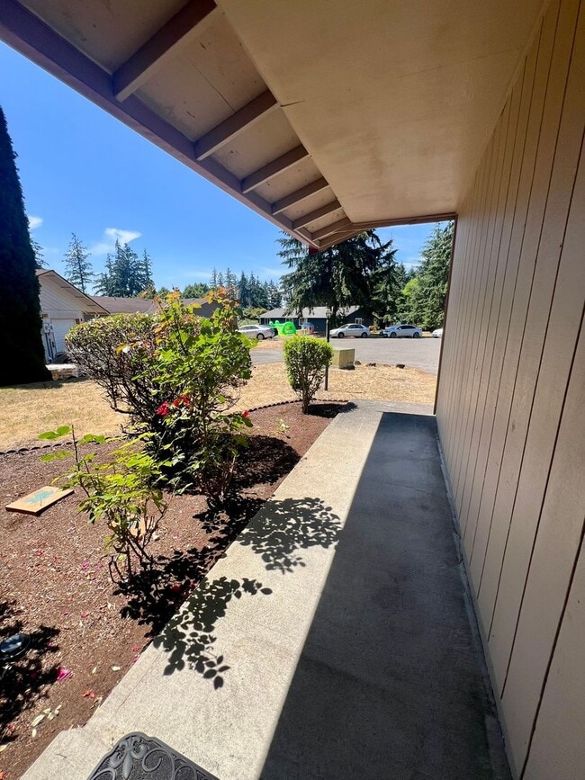 Building Photo - Well Maintained 2BD Duplex - Water Included