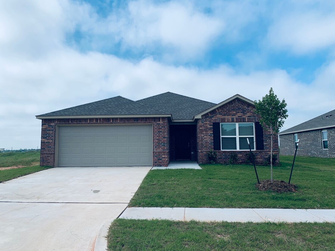 Foto principal - Newer home + 4 bed + 2 bath + Tuttle Schools