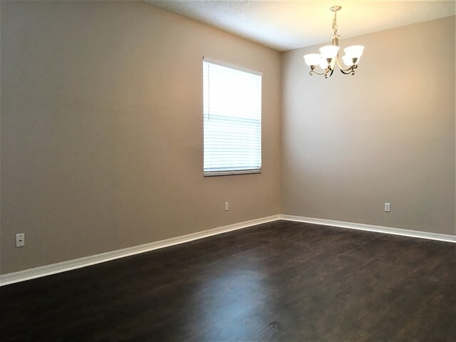 Foto del edificio - 443 Sand Ridge Dr