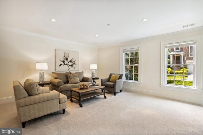 Foto del edificio - 7022 Little Leaf Linden Ln