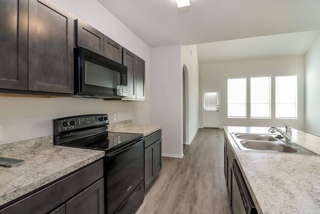 Foto del edificio - 8217 Camellia Tree Ct