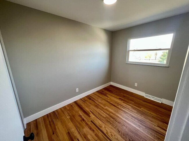 Foto del edificio - Charming, updated 2bdrm/1bth with full basement