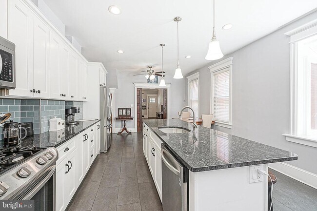 Building Photo - 9 E Knight Ave