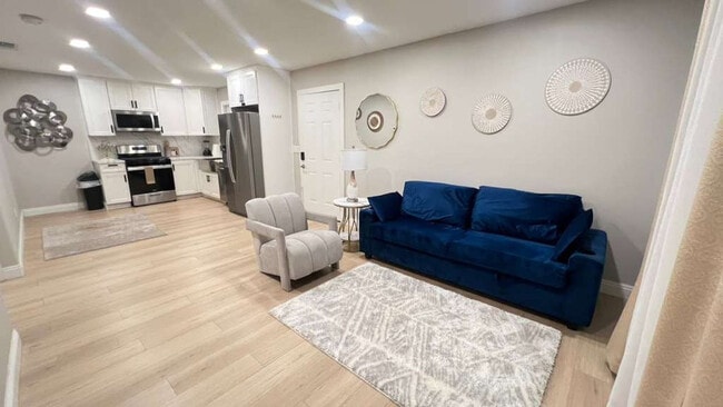 Building Photo - 321 W Park Ave