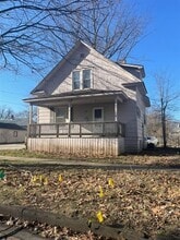 Building Photo - 605 N Prairie St