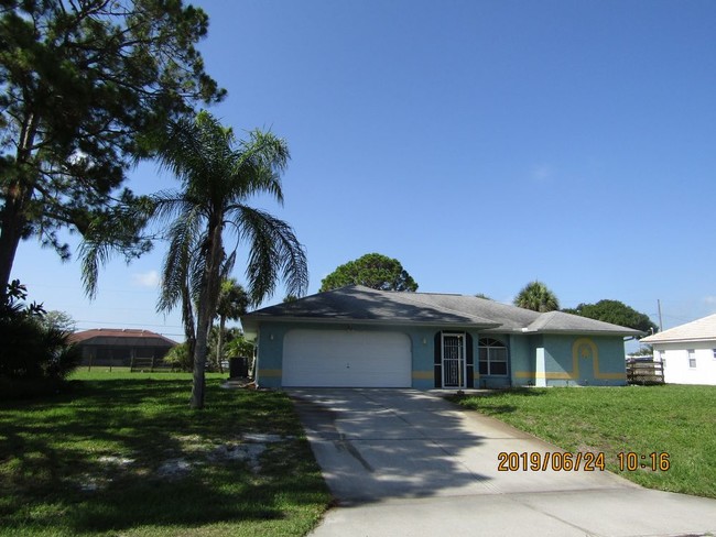Building Photo - Dog Friendly Pool Home with Large Yard