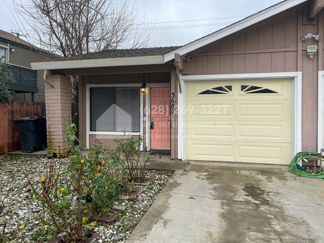 Building Photo - 3680 S Port Dr