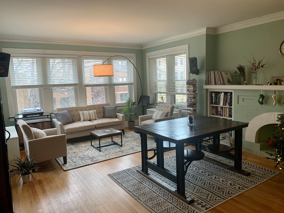 Living Room - 2037 W Berwyn Ave