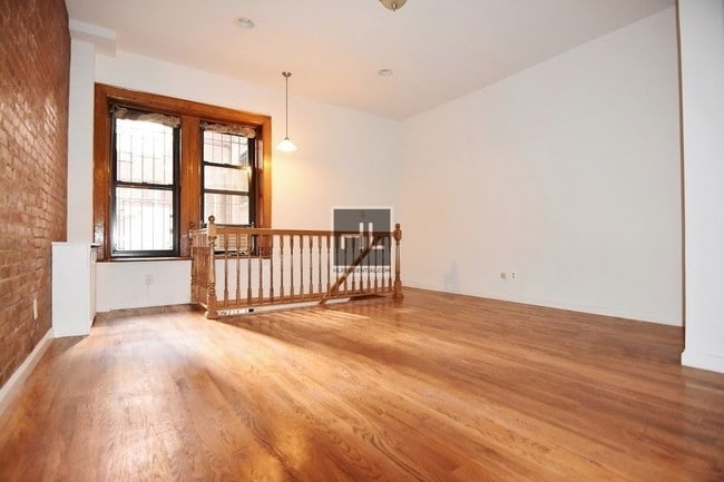 Building Photo - 306 W 76th St