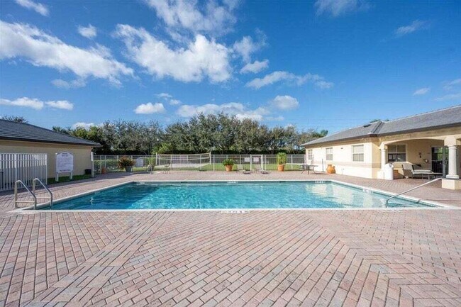 Building Photo - 2060 Greenview Shores Blvd