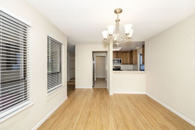 Foto del edificio - Well-Maintained 3 Bed, 2 Bath Condo- Strol...
