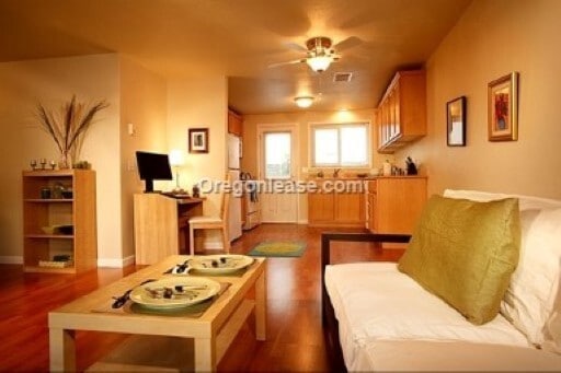 Building Photo - One bedroom pet friendly second floor unit near downtown Eugene.