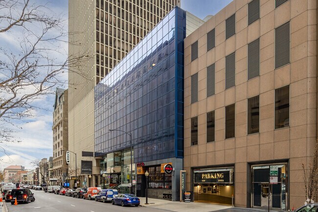 100 East Walton Street, Edificio Este - Walton Colonnade