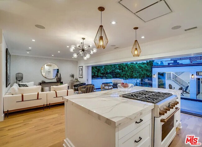 Foto del edificio - 1524 N Sierra Bonita Ave