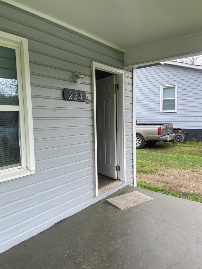 Building Photo - 228 15th Ave SW