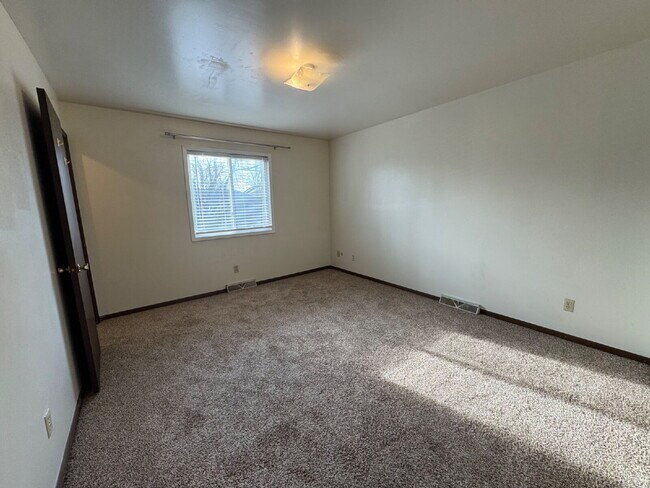 Foto del edificio - STOP SCROLLING — THIS TOWNHOUSE HAS IT ALL!