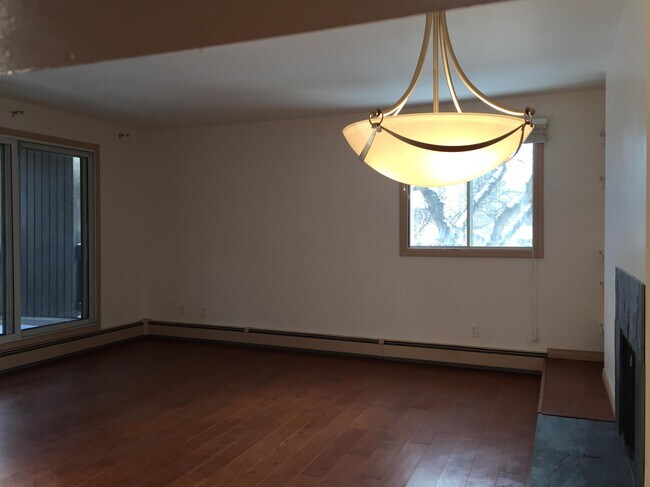 Building Photo - 1 Bed 1 Bath Unit in Edmonton, AB