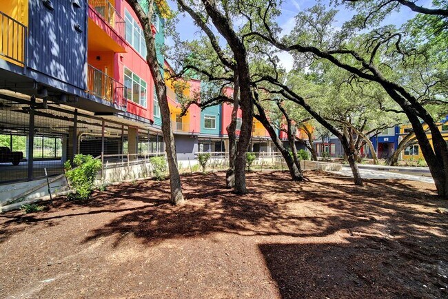 Foto del edificio - 13130 Pond Springs Rd