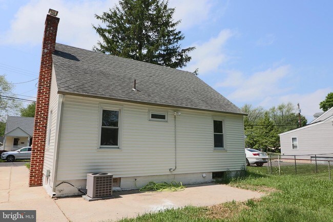 Building Photo - 60 Lindale Ave