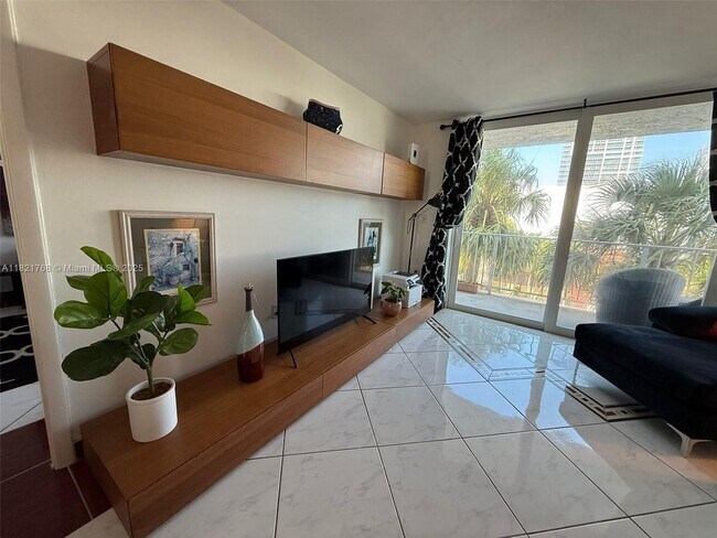 Foto del edificio - 6801 Indian Creek Dr