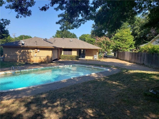 Foto del edificio - 2961 Red Bird Ln