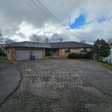 Building Photo - 2260 Leonard St NE