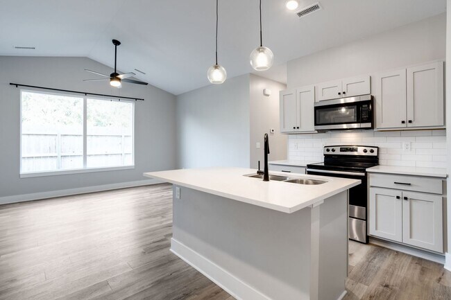 Foto del edificio - Beautiful Three Bedroom, Two Bathroom