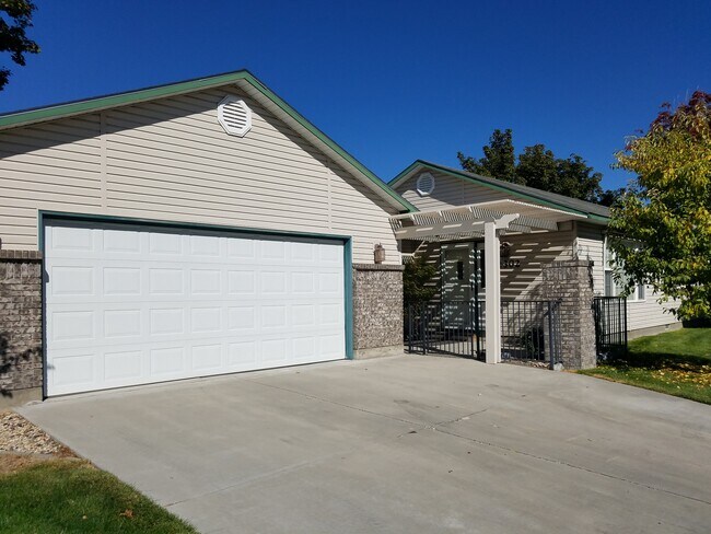 Foto del edificio - 2302 N Linda Vista Plz