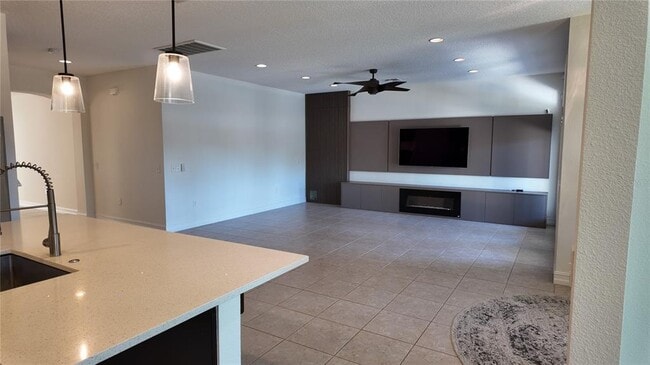 Foto del edificio - 8764 Lookout Pointe Dr