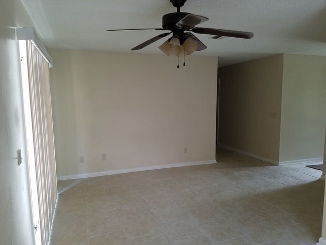 Building Photo - NEWLY REMODELED 3 BEDROOM 2 BATH 1 CAR GARAGE