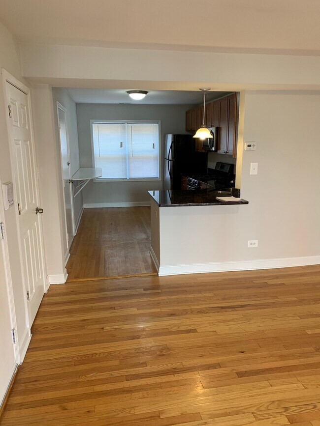 Foto del edificio - 6443 N Damen Ave