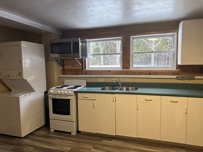 Building Photo - 100 Green Lake Cres