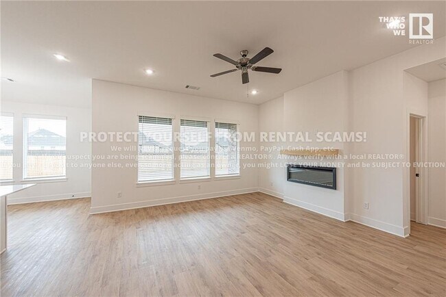 Foto del edificio - 566 Mcleod Dr