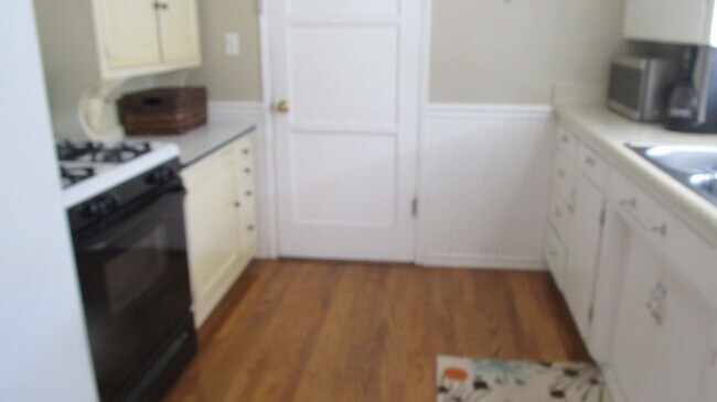 Building Photo - 2 bedroom 1 bath House very close to the b...
