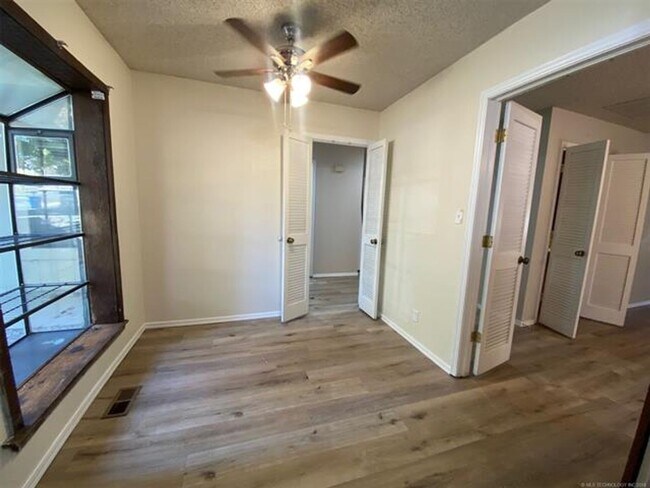 Foto del edificio - Jenks Schools! This 3 bedroom, 2 bath duplex is located at back of cul-de-sac