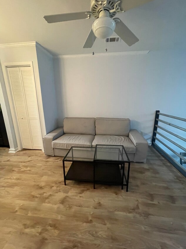 living room 1 - 815 W Pensacola St