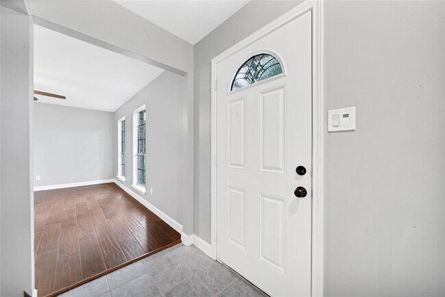 Foto del edificio - 18035 Rolling Creek Dr